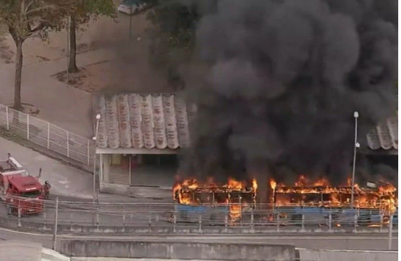 Incêndio atinge ônibus do BRT próximo à estação Madureira