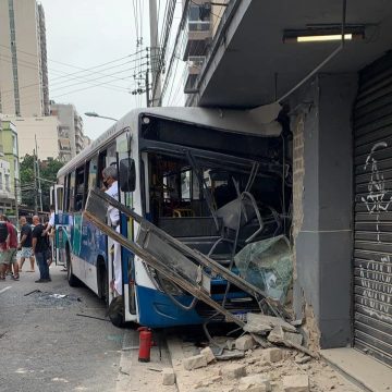 Ônibus invade calçada, bate em porta de loja na Tijuca e deixa feridos