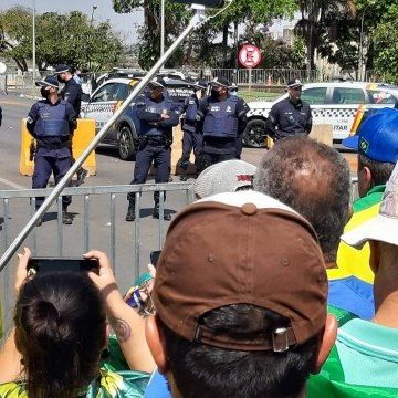 Bolsonaristas seguem na Esplanada e ameaçam invadir a pista que dá acesso ao STF