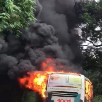 Ônibus pega fogo após colisão na RJ-106, em Saquarema