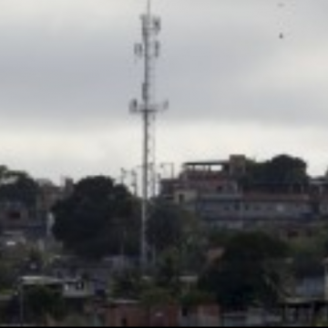 Tráfico e milícia ‘sequestram’ antenas de telefonia; torres de celular instaladas em 105 comunidades têm o acesso impedido