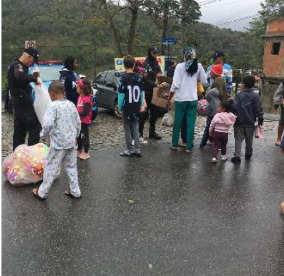 Polícias Civil e Militar distribuem presentes às crianças de comunidades de Petrópolis