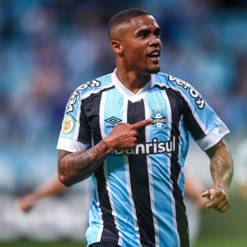 Douglas Costa promete jogar Série B se o Grêmio cair, mas cobra: “Time não é só feito de superávit”