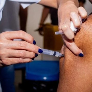 Nilópolis já aplica quarta dose de vacina em idosos