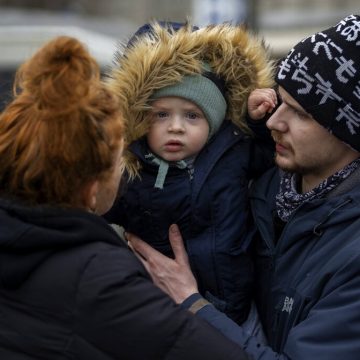 Pai se despede de filho em estação de ônibus da Ucrânia