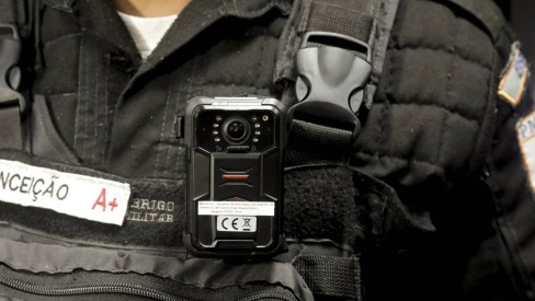 Tribunal de Contas do Rio libera contratação de câmeras corporais para uniformes de policiais