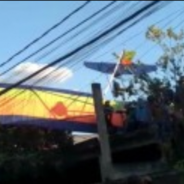 Avião monomotor cai sobre casa em Nova Iguaçu
