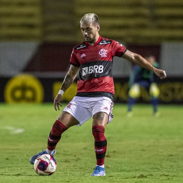 Imune aos protestos, Arrascaeta prega união para o Flamengo superar desconfiança: "Acreditamos no elenco"