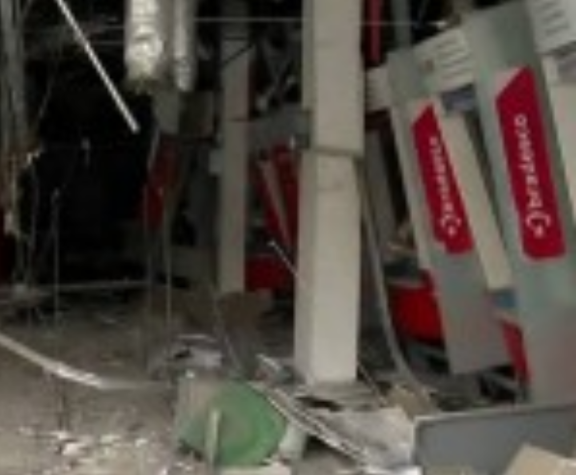 Criminosos explodem caixa eletrônico em Santa Cruz da Serra, em Caxias