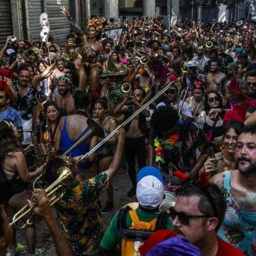 Carnaval de rua: foliões se preparam para cortejos dos blocos, mesmo com proibição da prefeitura