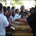 Violência sem fim:’Meu filho está no caixão parecendo uma peneira’, diz mãe de jogador amador morto ao entrar em favela rival’