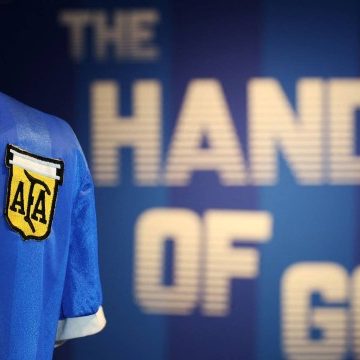 Camisa histórica de Maradona é leiloada por R$ 44 milhões e Argentina fica sem raridade