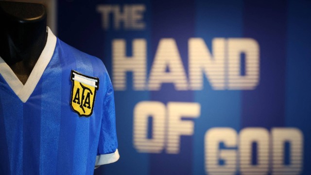 Camisa histórica de Maradona é leiloada por R$ 44 milhões e Argentina fica sem raridade