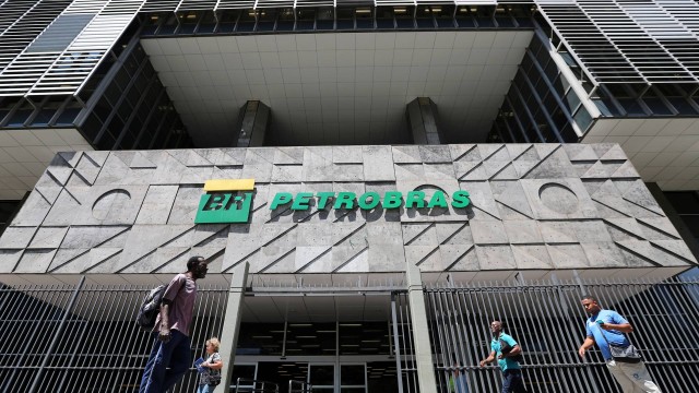 Troca de ministro pega executivos da Petrobras de surpresa e tema vira assunto em grupos de WhatsApp