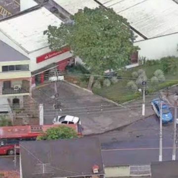 Bandidos explodem banco em Niterói e fogem de barco com quase meio milhão de reais