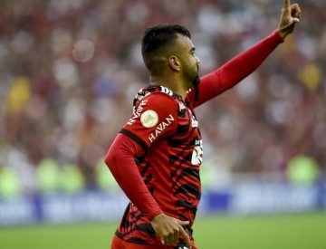 Fabrício Bruno brilha, Flamengo faz três gols em sete minutos e goleia o Athletico