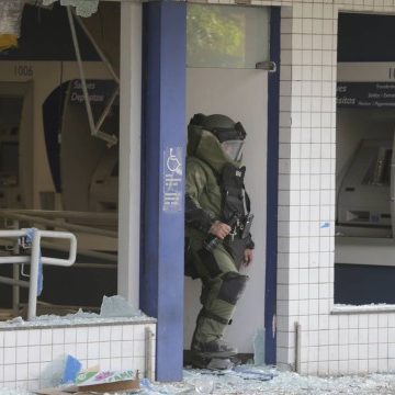 Bandidos explodem agência bancária e trocam tiros com PMs em Vila Isabel