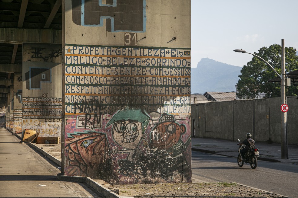 Parte dos painéis que foram pintados pelo Profeta Gentileza está degradado — Foto: Guito Moreto / Agência O Globo