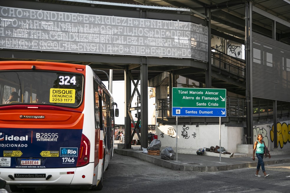Passarela em frente ao Terminal Rodoviário Novo Rio homenageia os murais pintados pelo Profeta Gentileza — Foto: Guito Moreto  / Agência O Globo