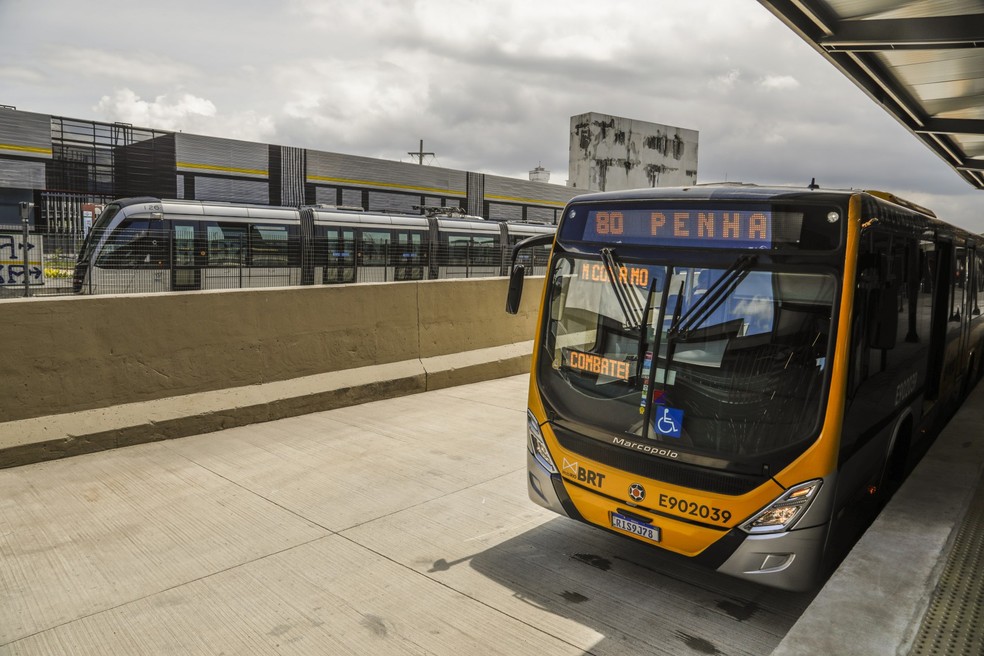 Numa primeira fase, BRT Transbrasil opera apenas entre o trecho Penha e Terminal Gentileza — Foto: Gabriel de Paiva/Agência O Globo
