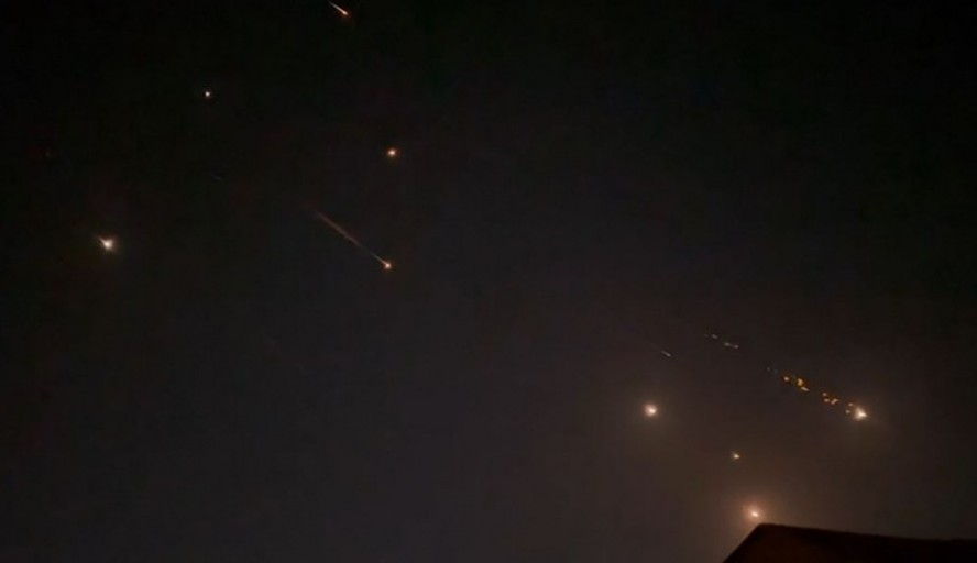 Explosões no céu de Israel durante ataque do Irã com drones e mísseis