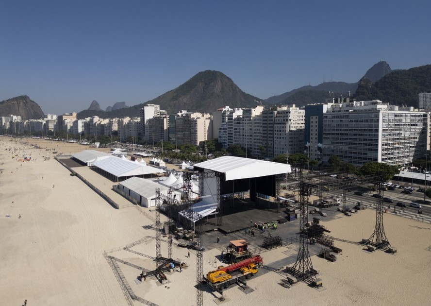 Preparativos para o show da Madonna. Segue a montagem do palco na Praia de Copacabana