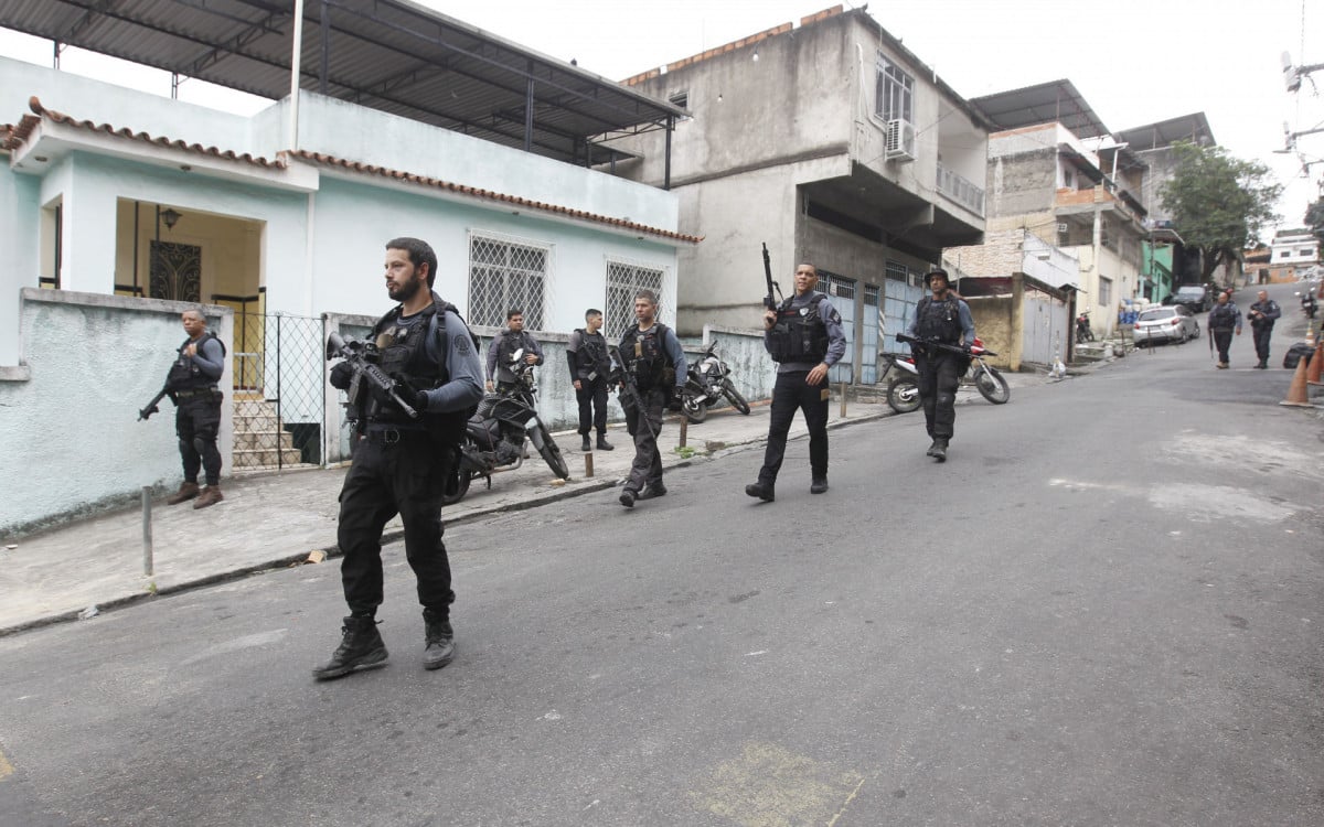 Operação policial no Complexo do Alemão e na Penha, nesta sexta-feira (26).