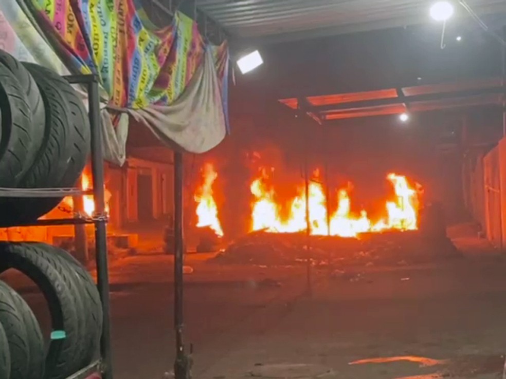 Barricada em chamas na Rua Canitar, uma das principais do Alemão — Foto: Reprodução/TV Globo